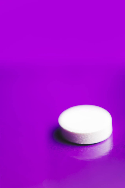 Witte pillen op een witte achtergrond met optische bokeh effect. - Foto, afbeelding
