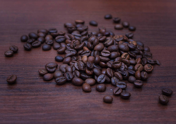 grains de café noirs sur un arbre brun
 - Photo, image