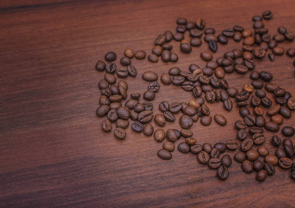 Fekete kávé bab egy barna fa - Fotó, kép