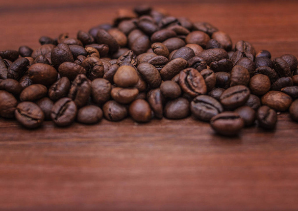 Černá kávová zrna na hnědý strom - Fotografie, Obrázek