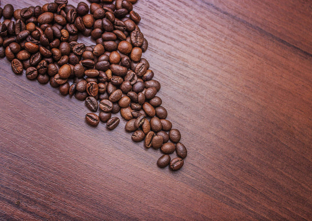 Mustat kahvipavut ruskeassa puussa
 - Valokuva, kuva
