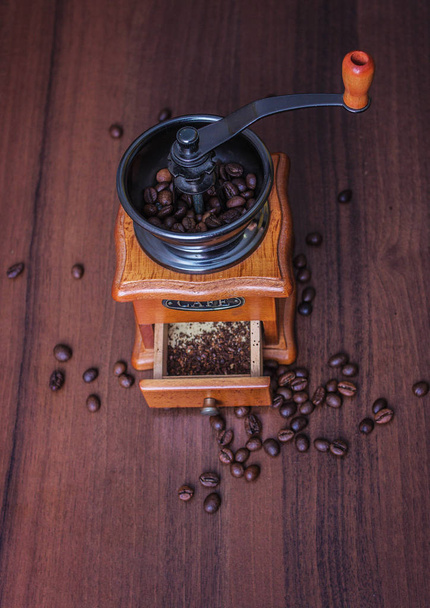Chicchi di caffè in un macinino da caffè su un albero
 - Foto, immagini