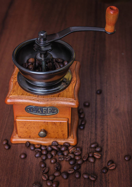 Kahvipapuja kahvimyllyssä puussa
 - Valokuva, kuva