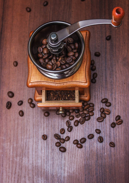 木にコーヒーミルでコーヒー豆 - 写真・画像