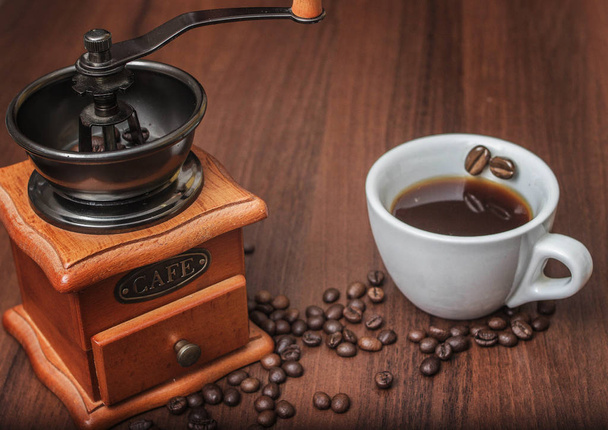 Egy csésze kávé és egy kávédaráló egy fa - Fotó, kép
