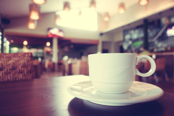 Valkoinen kahvi kuppi kahvilassa kahvila
 - Valokuva, kuva