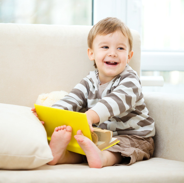 kleine jongen is het lezen van boek - Foto, afbeelding