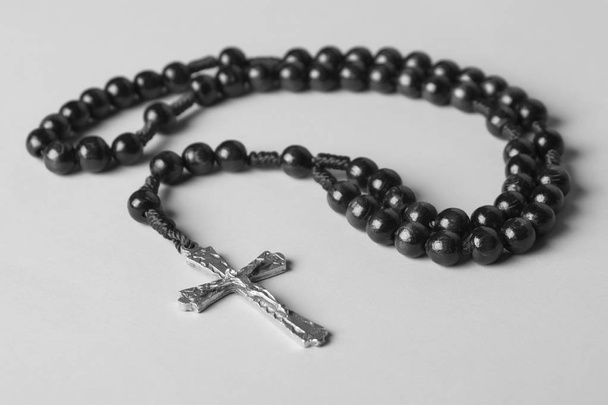 Rosary σε μονοφωνικό φόντο. Μαύρο και άσπρο φωτογραφία. - Φωτογραφία, εικόνα