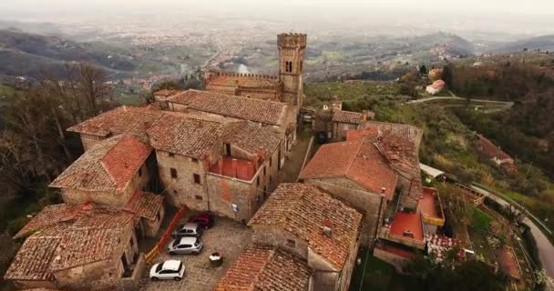 Légi felvétel, egy ősi ült kisváros Toszkánában, Olaszországban, 4k - Felvétel, videó