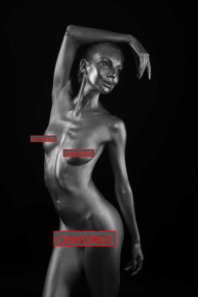 bir gümüş gövde resminde çıplak vücut - Fotoğraf, Görsel