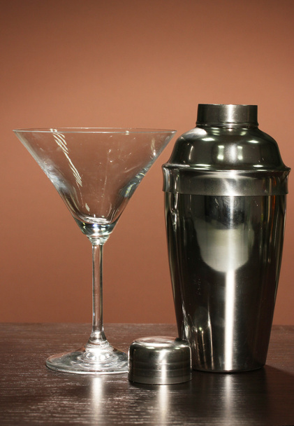 Cocktail shaker and cocktail glass on color background - Fotoğraf, Görsel