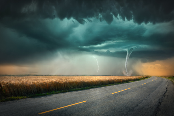 Tornado e trovão tempestade no prado agrícola ao pôr-do-sol
 - Foto, Imagem