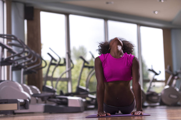 african american woman exercise yoga in gym - Zdjęcie, obraz