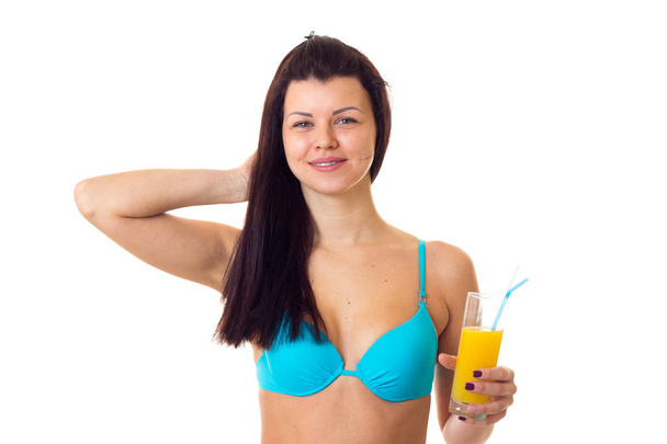 Femme en maillot de bain tenant un cocktail
 - Photo, image