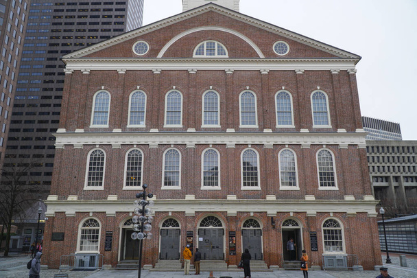 Faneuil Hall in Boston Old Town - Visitor Center - BOSTON , MASSACHUSETTS - APRIL 3, 2017 - Foto, Bild