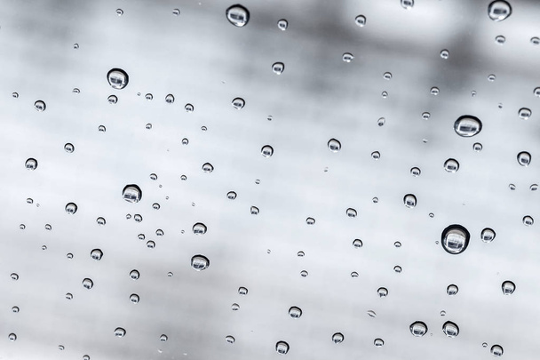 Gotas de chuva em um pára-brisas de carro depois de chover
 - Foto, Imagem