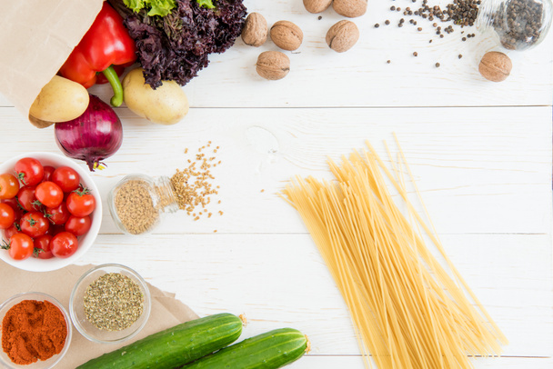 Сырые спагетти и овощи
  - Фото, изображение