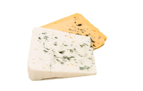 Elszigetelt penész puha kék sajt szelet  - Fotó, kép
