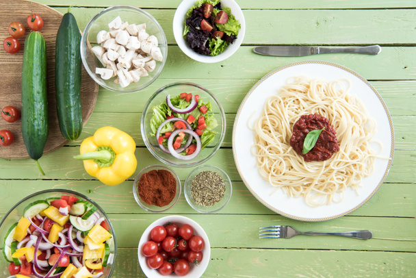 Spaghetti und frisches Gemüse  - Foto, Bild