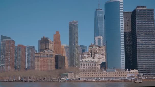 Manhattan 'ın ufuk çizgisi New York - Hudson Nehri manzarası - Video, Çekim