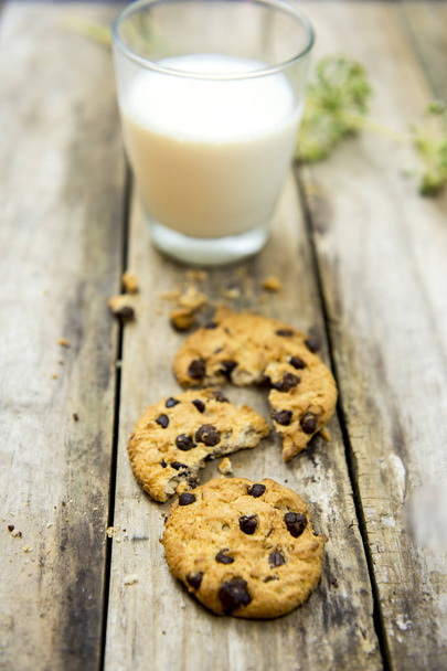 vetro di latte e biscotti sul tavolo di legno
.  - Foto, immagini