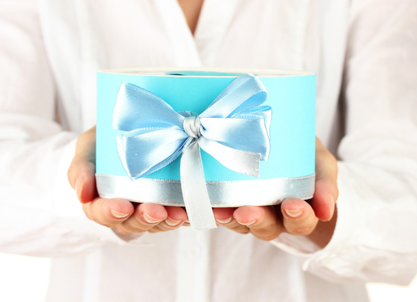 жінка тримає коробку з подарунком на білому тлі крупним планом
 - Фото, зображення