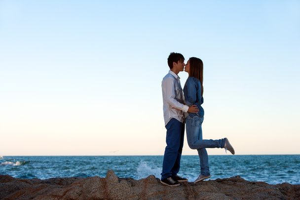Coppia romantica sulle rocce al mare
. - Foto, immagini