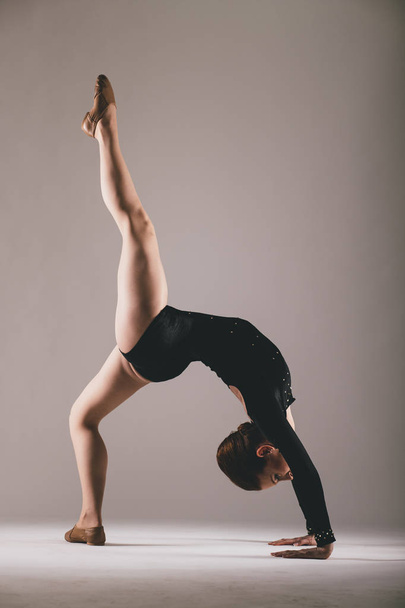 Jonge ballerina in de studio - Foto, afbeelding