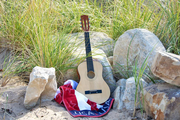 guitar in flag towel at the beach - Foto, Bild