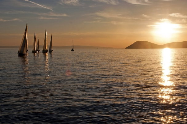 Segelboote im Sonnenuntergang - Foto, Bild