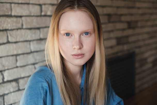 close up retrato de uma jovem loira menina em uma camisa azul
 - Foto, Imagem