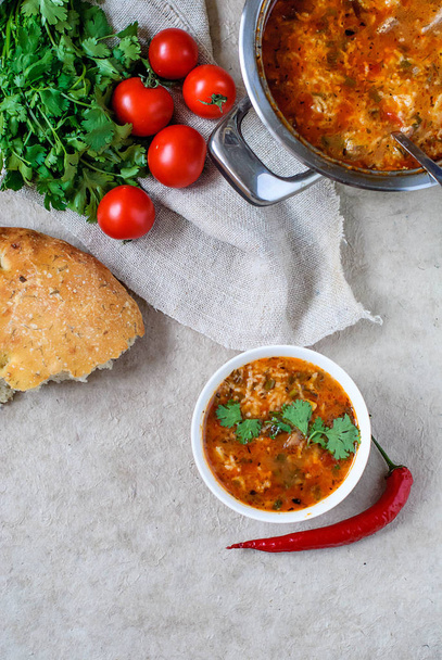 ラヴァッシュクラッカーとグルジアのスープ kharcho。グルジアの harcho の国の料理。コリアンダーと木製のテーブルの上の野菜スープ kharcho. - 写真・画像
