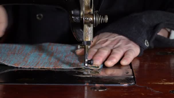 La costurera cose en una máquina de coser. Movimiento lento
 - Imágenes, Vídeo