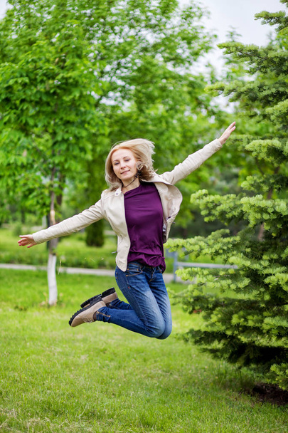 Femme sautant sur le chemin
 - Photo, image