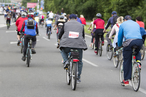 Groupe de cyclistes pendant la course de rue
 - Photo, image