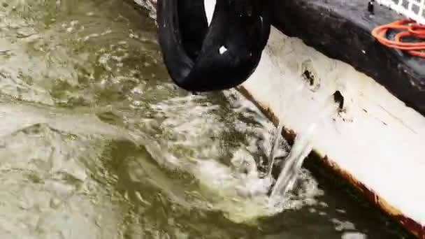 water wordt geloosd vanaf het schip - Video