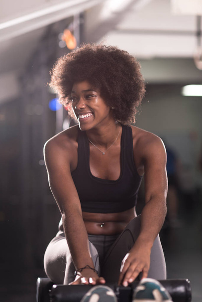 black woman doing sit ups at the gym - Valokuva, kuva