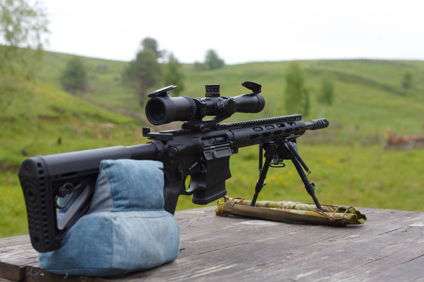 Sniper rifle. Horizontally. On the table in the forest. - Photo, Image