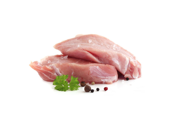 rauw vlees op witte achtergrond - Foto, afbeelding