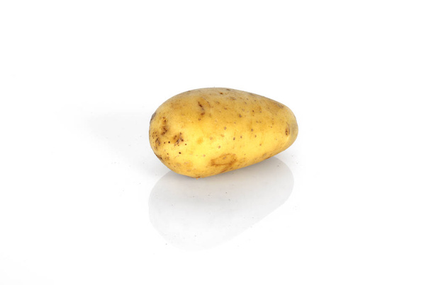 aardappelen geïsoleerd op een witte achtergrond - Foto, afbeelding