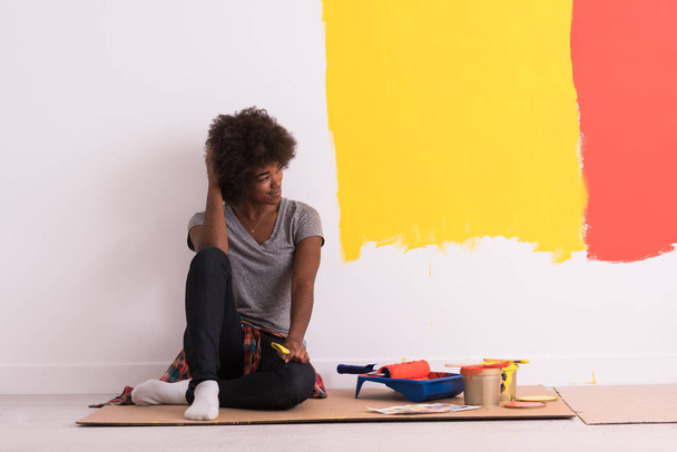 black female painter sitting on floor - Fotoğraf, Görsel