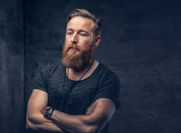 Çapraz kolları olan sakallı erkek - Fotoğraf, Görsel