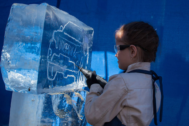 Girl of seven years in the master class on ice sculpture - Valokuva, kuva