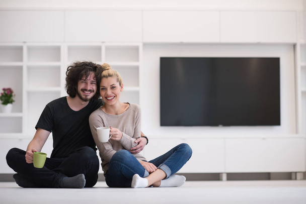 young couple in their new home - Fotografie, Obrázek