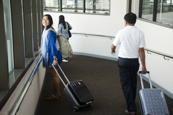 Asian thai women and travelers people walking and Dragging lugga - Foto, imagen