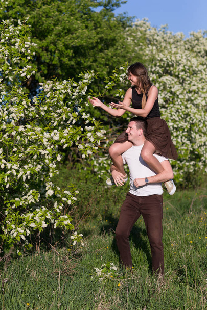 Man giving piggyback woman - Foto, afbeelding