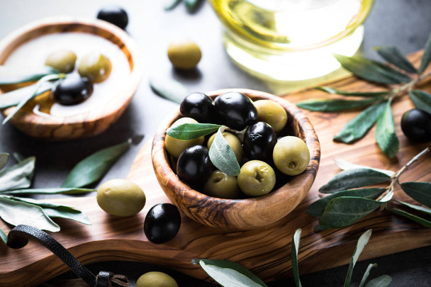Aceitunas negras y verdes y aceite de oliva
. - Foto, Imagen