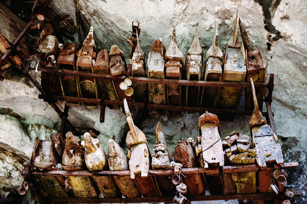 Старі torajan поховання в Лонда, Тана Toraja. Кладовище з труни поміщений в печері. Rantapao, Сулавесі, Індонезія - Фото, зображення
