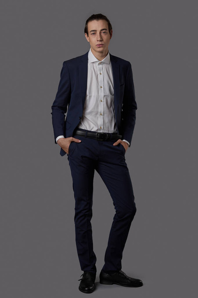 Firmy moda mężczyzna niebieski garnitur z białą koszulę na sobie - Zdjęcie, obraz