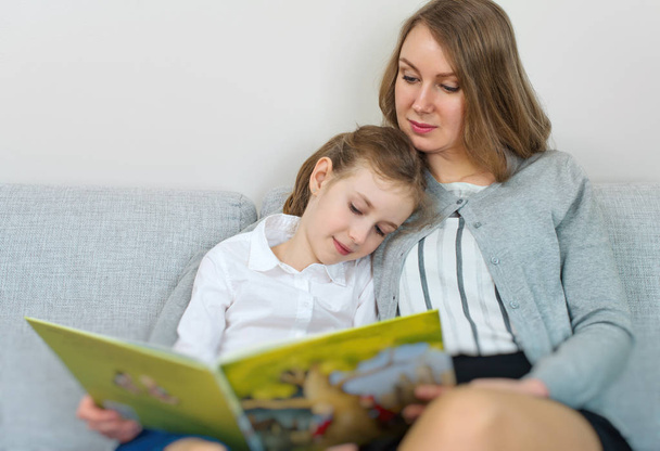 Mutter und Tochter lesen ein Buch. - Foto, Bild